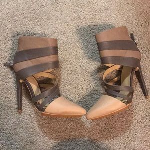 Neutral heels zips up on back